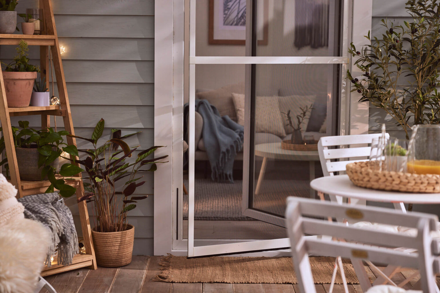 Outdoor-Terrasse-mit-Blick-nach-innen-auf-Sofa-Interior-Design-Sintje-Tramm