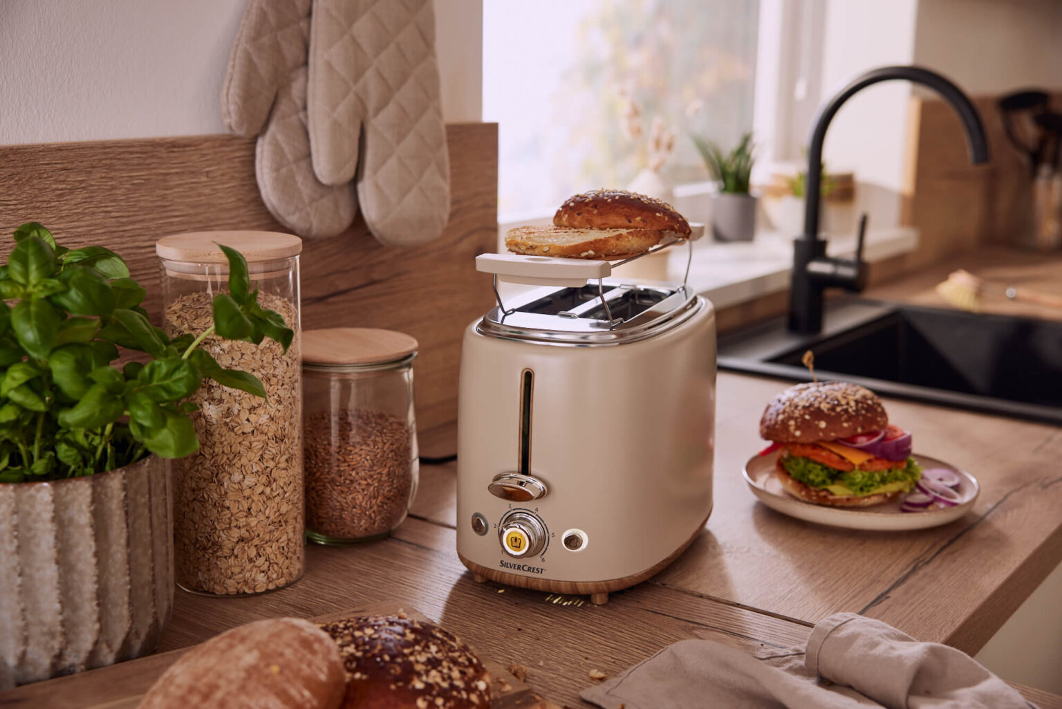 Kueche-Toaster-auf-Holz-Arbeitsplatte-Interior-Design-Sintje-Tramm