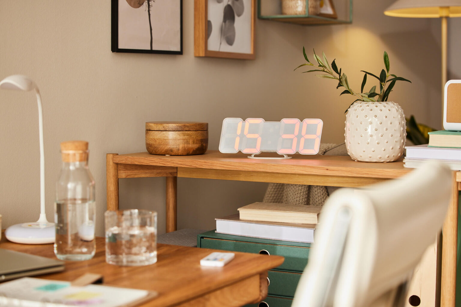 modern-eingerichtetes-Home-Office-mit-Holzregal-Interior-Design-von-Sintje-Tramm