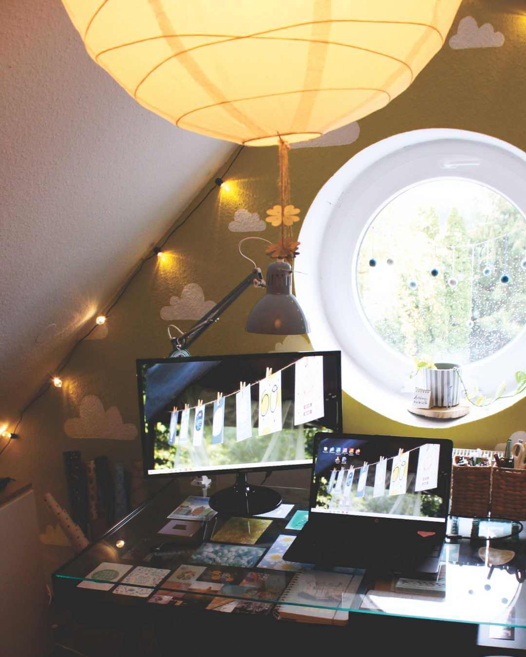 Schreibtisch-mit-lampe-und-bildschirm-gemuetliches-atelier-Sintje-Tramm