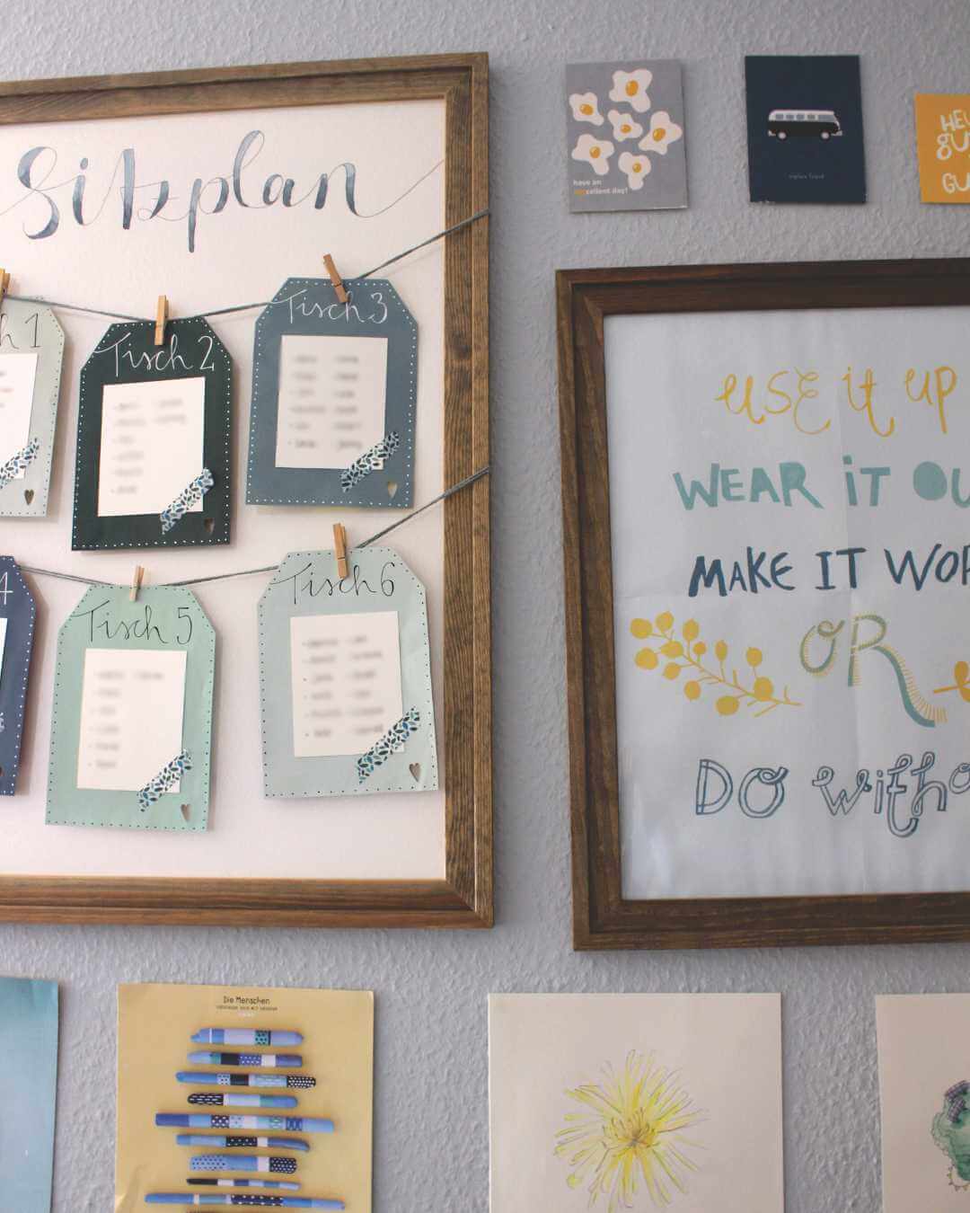 Bildercollage-Holzrahmen-hellblaue-wand-gelbe-schrift-kuenstleratelier-