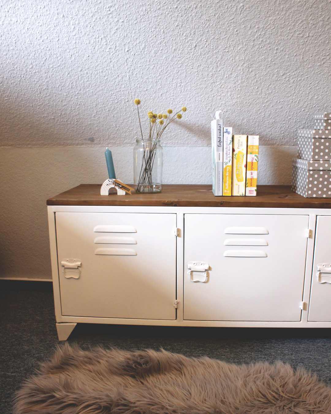 Lowboard-metall-weiss-industrial-holzplatte-mit-deko-buechern-und-boxen-Atelier-Sintje-Tramm