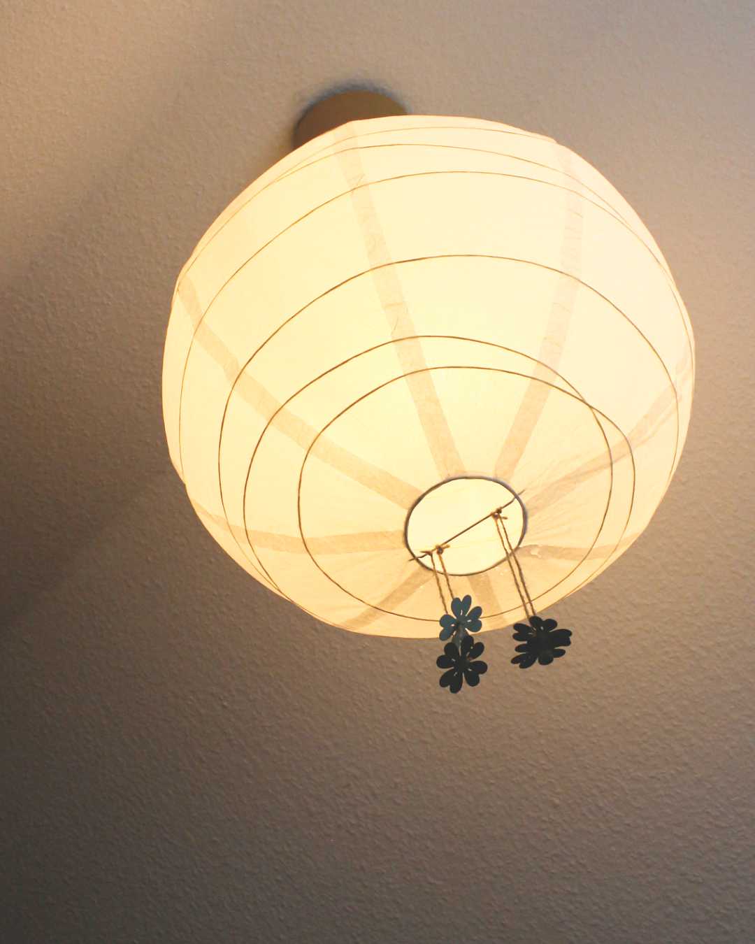 Papierlampe-an-der-Decke-weiss-Kleeblaetter-Atelier-Sintje-Tramm