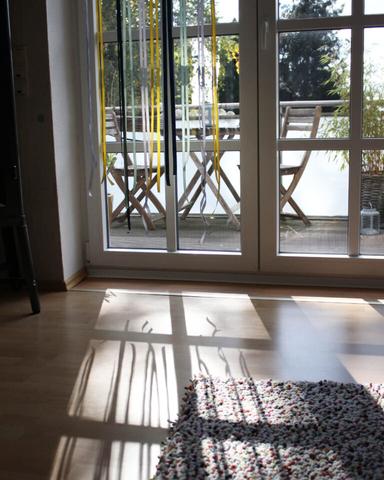 Satin-Streifen-vorm-Fenster-mit-Sonnenlicht-Wohnzimmer-Interior-Design-Sintje-Tramm