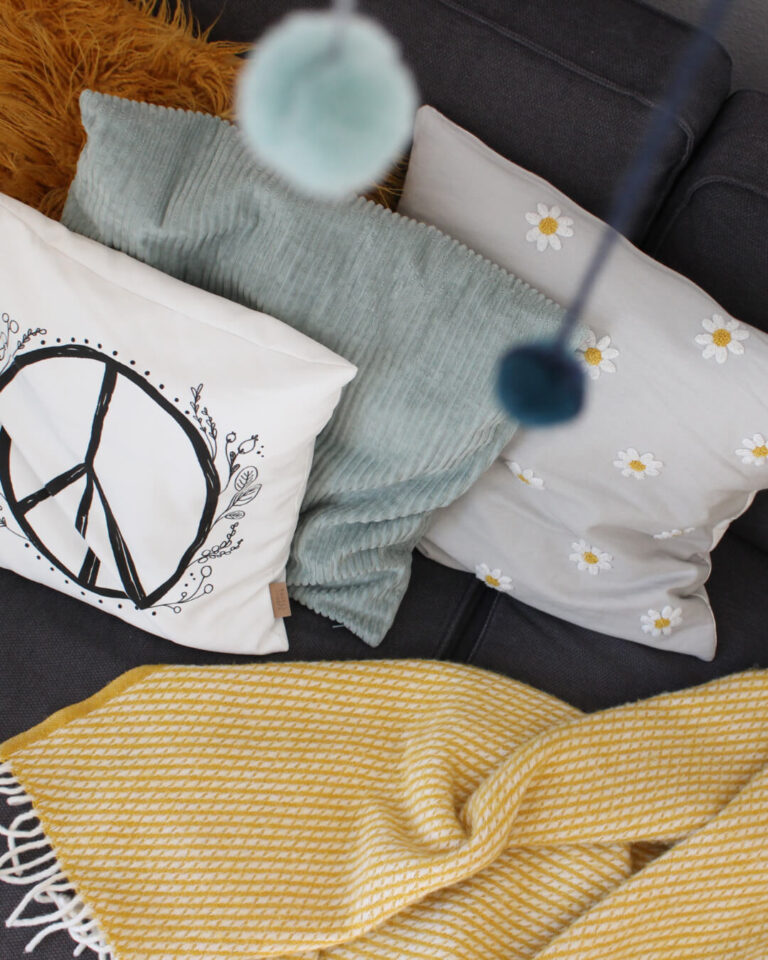 Sofa-mit-Kissen-blau-gelb-im-Wohnzimmer-Interior-Design-Sintje-Tramm