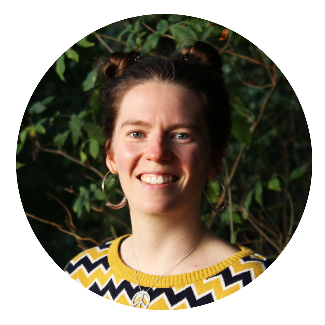 Sintje-Tramm-Portraet-mit-Blaettern-im-Hintergrund