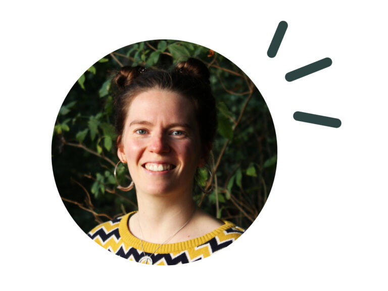 Sintje-Tramm-Portraet-mit-Natur-im-Hintergrund-und-Streifen