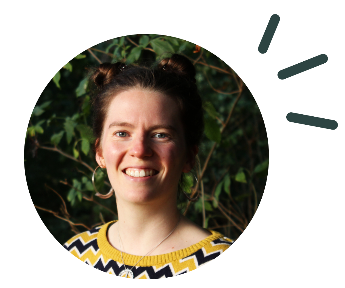 Sintje-Tramm-Portraet-mit-Natur-im-Hintergrund-und-Streifen-3