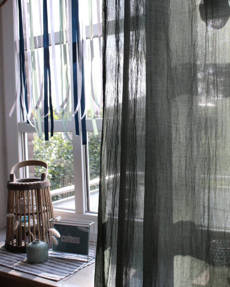 kuechenfenster-Gardinen-Satinstreifen-Kerzenhalter-aus-Holz-Interior-Design-Sintje-Tramm