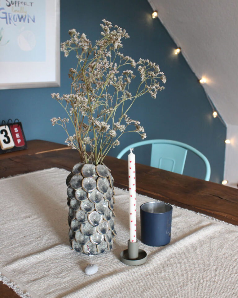 gemuetlich-eingerichtete-industrial-kueche-case-trockenblumen-kerze-kirschrot-mintblau-Interior-Design-Sintje-Tramm